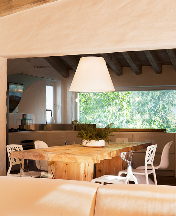 Cucina Villa Enego con tavolo in legno massello e sedie Kartell