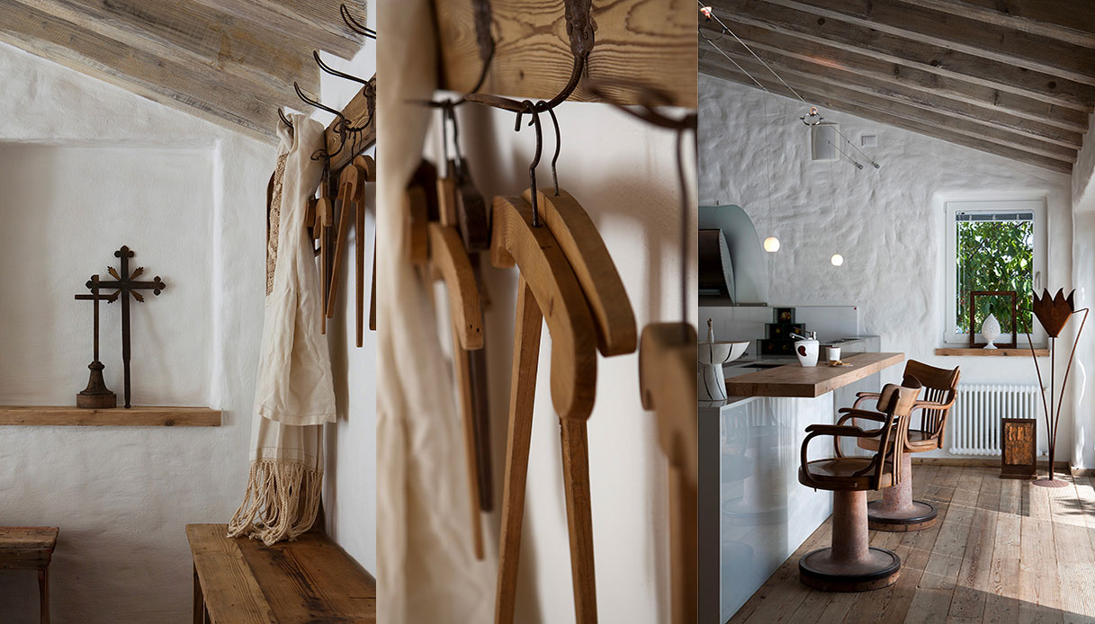 Interni Villa Enego con dettagli in legno, croci lignee e angolo colazione