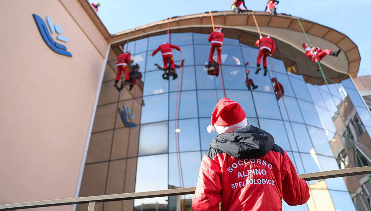 Babbo Natale scende dal cielo per i bambini malati del Bambino Gesù