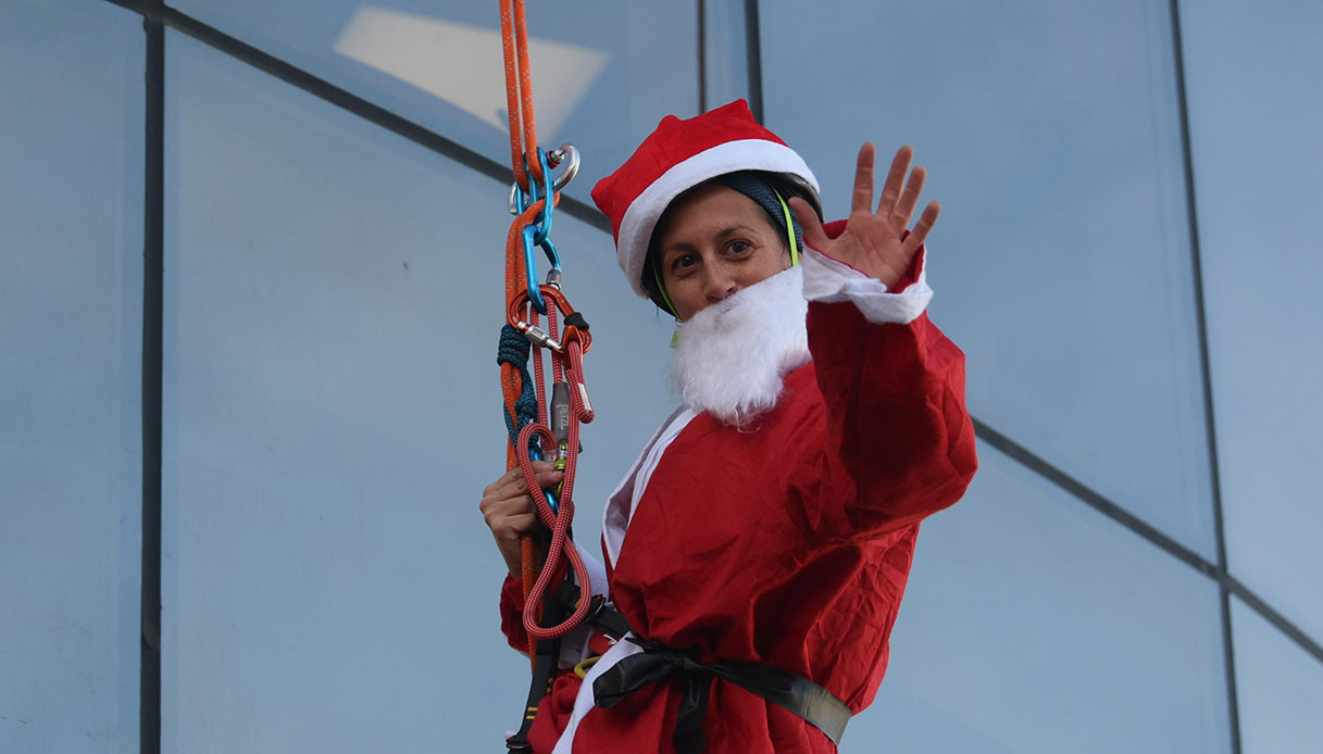 Babbo Natale scende da cielo per i bambini malati del Bambino Ges&ugrave;