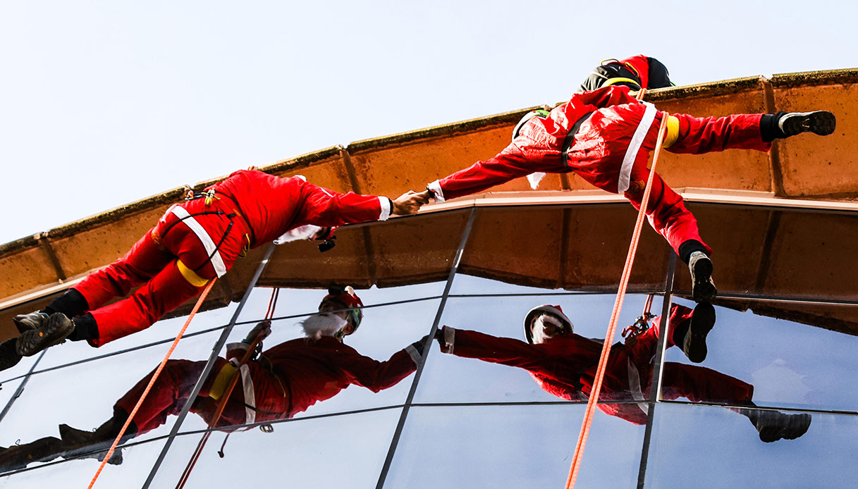 Babbo Natale scende da cielo per i bambini malati del Bambino Ges&ugrave;
