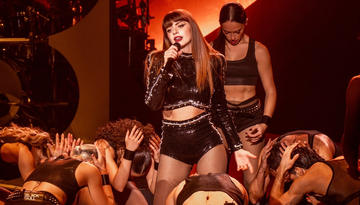 Annalisa, “Ma noi siamo fuoco, Capitolo I”: tutti gli strepitosi look della cantante in tour