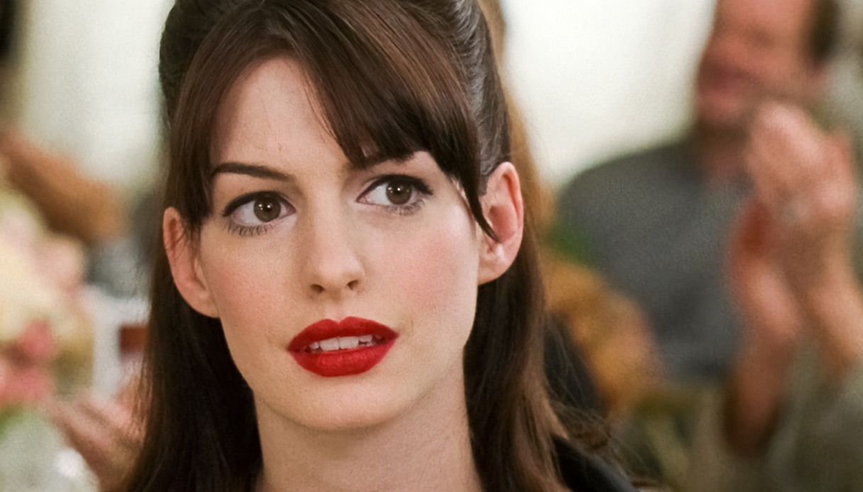 Rossetto rosso per Natale 2025? La nuance perfetta l’abbiamo copiata ad Anne Hathaway