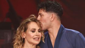 Ballando, Barbara D’Urso non riesce a ballare col tutore: “Non ce la faccio più”