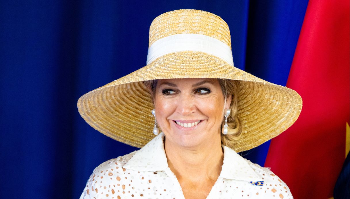 Maxima d’Olanda, abito in Sangallo, spilla gioiello e cappello di paglia