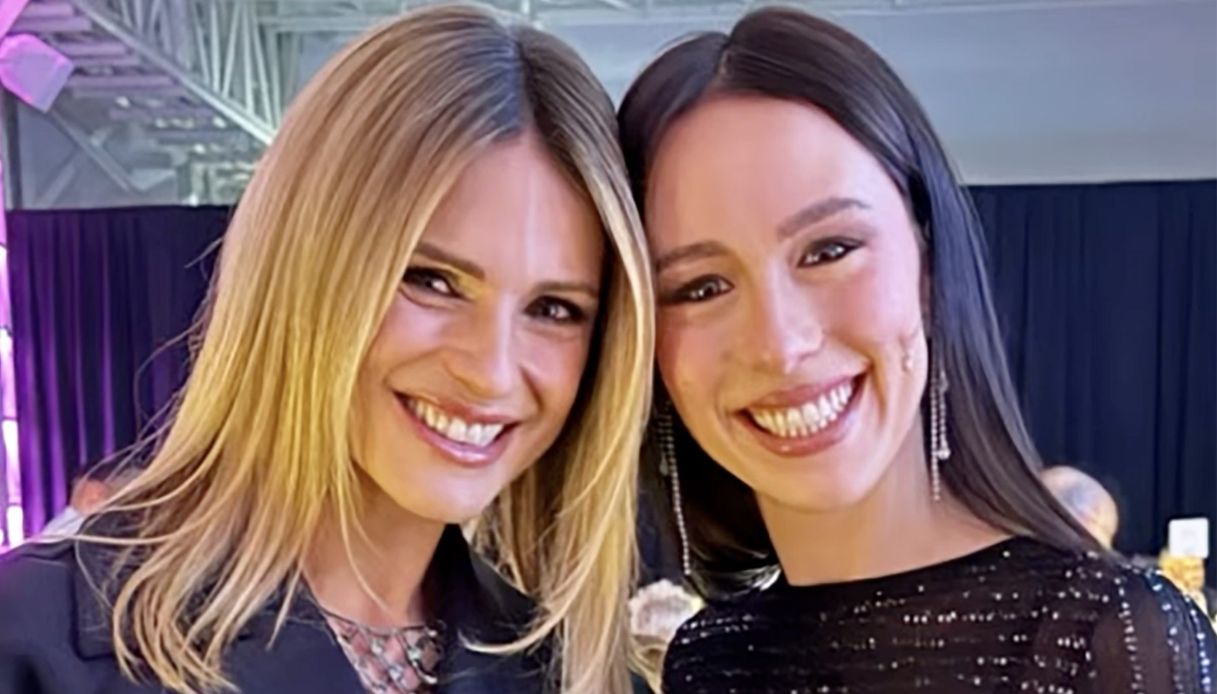 Michelle Hunziker scatenata sulla neve con la figlia Aurora e un amico speciale Michelle Hunziker scatenata sulla neve con la figlia Aurora e un amico speciale