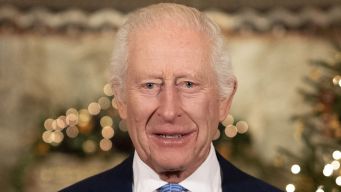 Re Carlo, le sue decorazioni natalizie fanno scalpore: ecco quanto costano