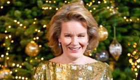 Mathilde del Belgio in oro per la cartolina di Natale con le figlie