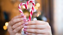 Le Candy Cane Nails sono la manicure natalizia più dolce che ci sia: le idee da copiare