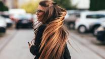 Capelli effetto gloss. 7 prodotti per una chioma morbida, lucente e scintillante da mattina a sera