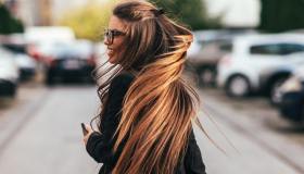 Capelli effetto gloss. 7 prodotti per una chioma morbida, lucente e scintillante da mattina a sera