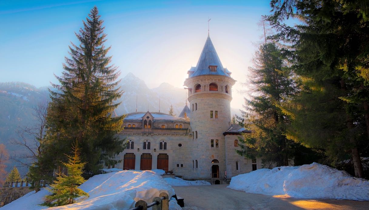 Castello Savoia, l’incanto delle torri bianche e degli interni Liberty