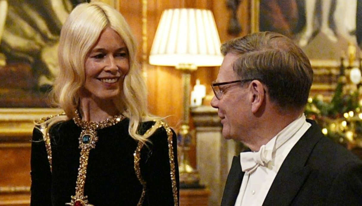 Claudia Schiffer incanta col vestito in velluto, perché era alla cena di gala con Kate Middleton Claudia Schiffer incanta col vestito in velluto, perché era alla cena di gala con Kate Middleton