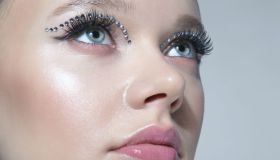 A tutto Cloud Dancer. Il colore dell’anno eletto da Pantone è bianco come la neve. E irradia viso e make up