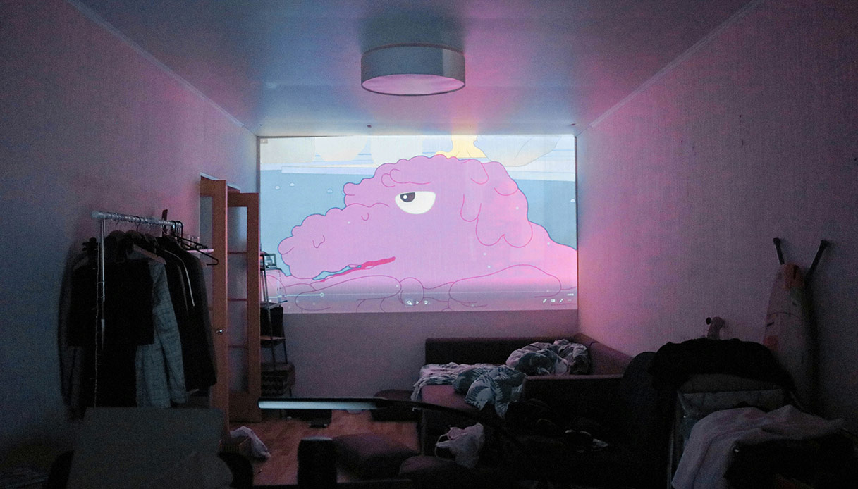 Camera minimal con proiettore e arredi leggeri