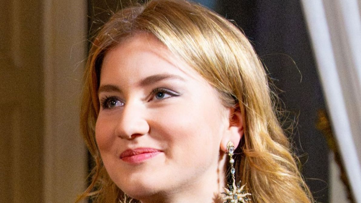 Elisabetta del Belgio ruba la scena con l’abito più chic ed elegante per Natale