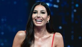 Elisabetta Gregoraci, il look total red con pelliccia in attesa di Natale 2025
