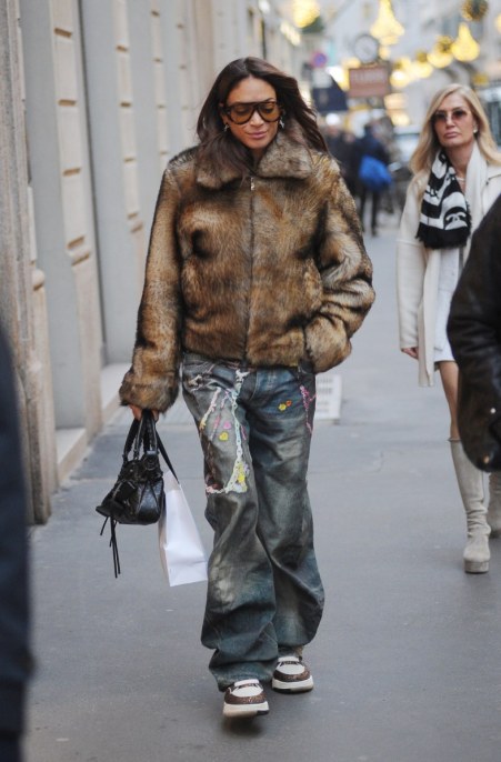 Elodie, street style: pelliccia, maxi jeans e sneakers