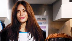 Elodie serve pasti alla mensa dei senzatetto: il gesto per Natale che scalda il cuore