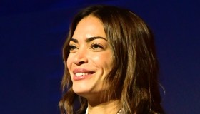 Elodie casual chic: il look velluto e denim a Sorrento