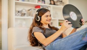 Gen Z, ma ci piace la musica Anni ’80: la tendenza vintage (che ci piace)