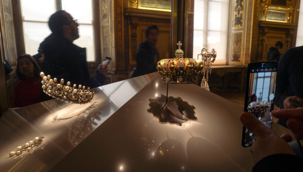 Alcuni dei pezzi trafugati. La corona a destra è stata ritrovata