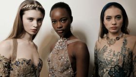 12 accessori per capelli, da indossare durante le feste, che sono di tendenza ora. Scommettiamo che li vedrai ovunque?