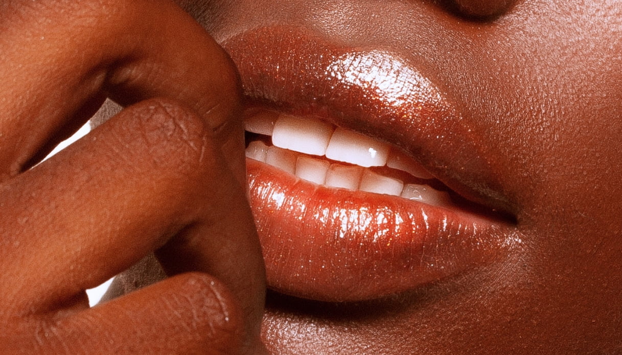 È glitter lips-mania: 8 lipgloss pieni zeppi di brillantini per Natale e Capodanno Y2K style