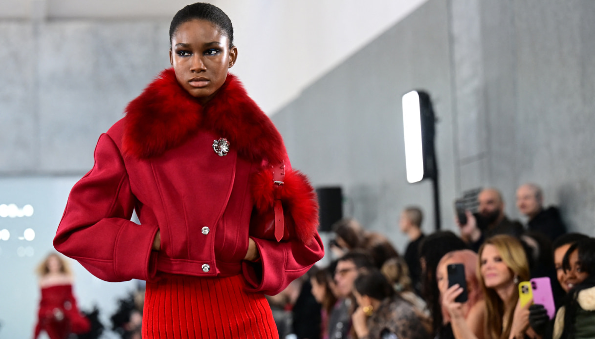 AAA Outfit per Natale 2025 cercasi: come vestirsi (di magia) secondo le tendenze di stagione