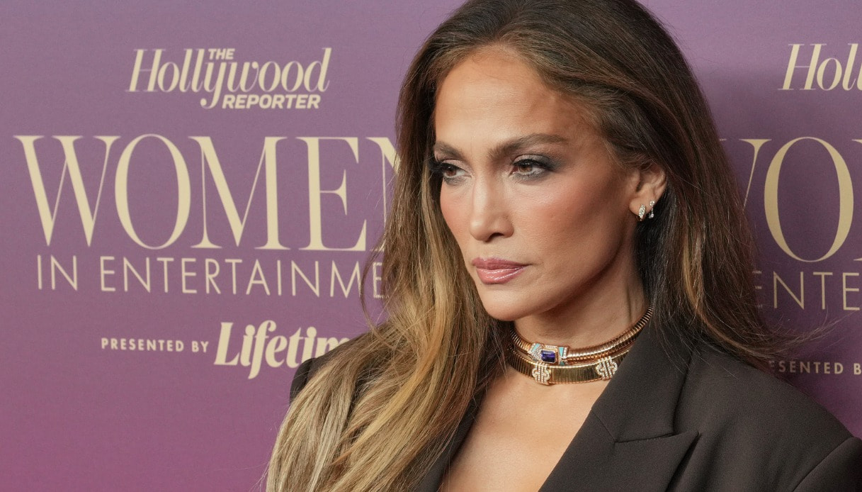 jennifer lopez tailleur cioccolato e niente sotto il look rigoroso con tocco sensuale