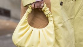 Stanca della solita borsa? Il modello hobo che ha fatto impazzire le celeb ora è quasi regalato. È il regalo perfetto