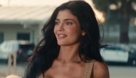 Kylie Jenner super glamour con l’abito rosa piumato: il dettaglio incanta