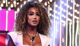 La Ruota della Fortuna, Gerry gongola dopo la gaffe di Samira: “M’è scappato il dito medio”