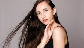 Addio effetto crespo con l’asciugacapelli professionale ad hoc, in versione rose gold