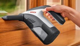 Addio vetri sporchi e macchiati. Il lavavetri elettrico, che aspira anche le gocce, è il mai più senza della casa