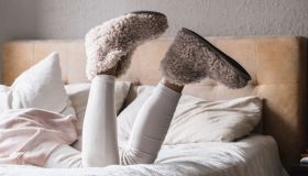 Comode e fashion. Le ciabatte di tendenza questo inverno costano solo 5 euro. E vorrai indossare solo queste