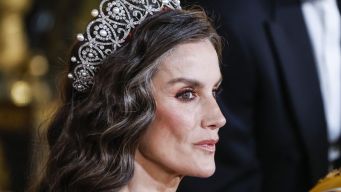 Letizia di Spagna, la cartolina di Natale: l’eleganza rilassata dei look reali