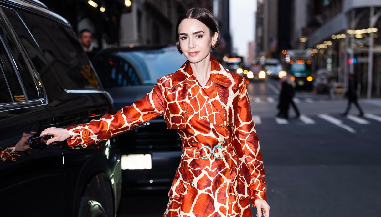 Lily Collins vs Sarah Jessica Parker, il look griffatissimo che sembra “rubato” a Carrie Bradshaw