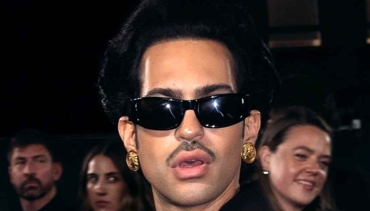 Mahmood, il nuovo look ai Fashion Awards 2025 che sembra ispirato a Prince
