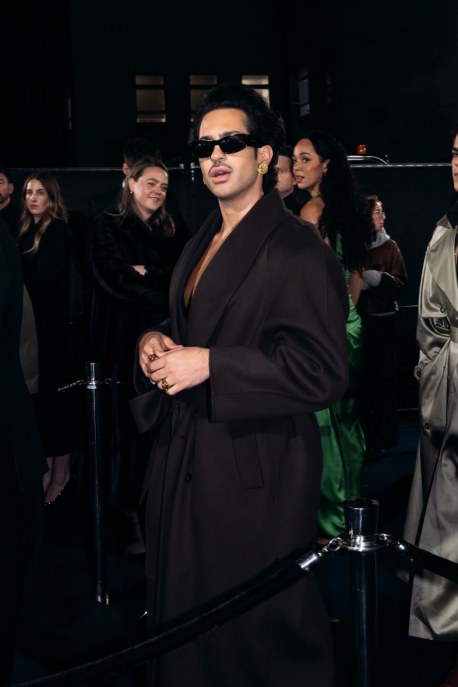 Mahmood, il nuovo look ai Fashion Awards 2025 che ricorda Prince