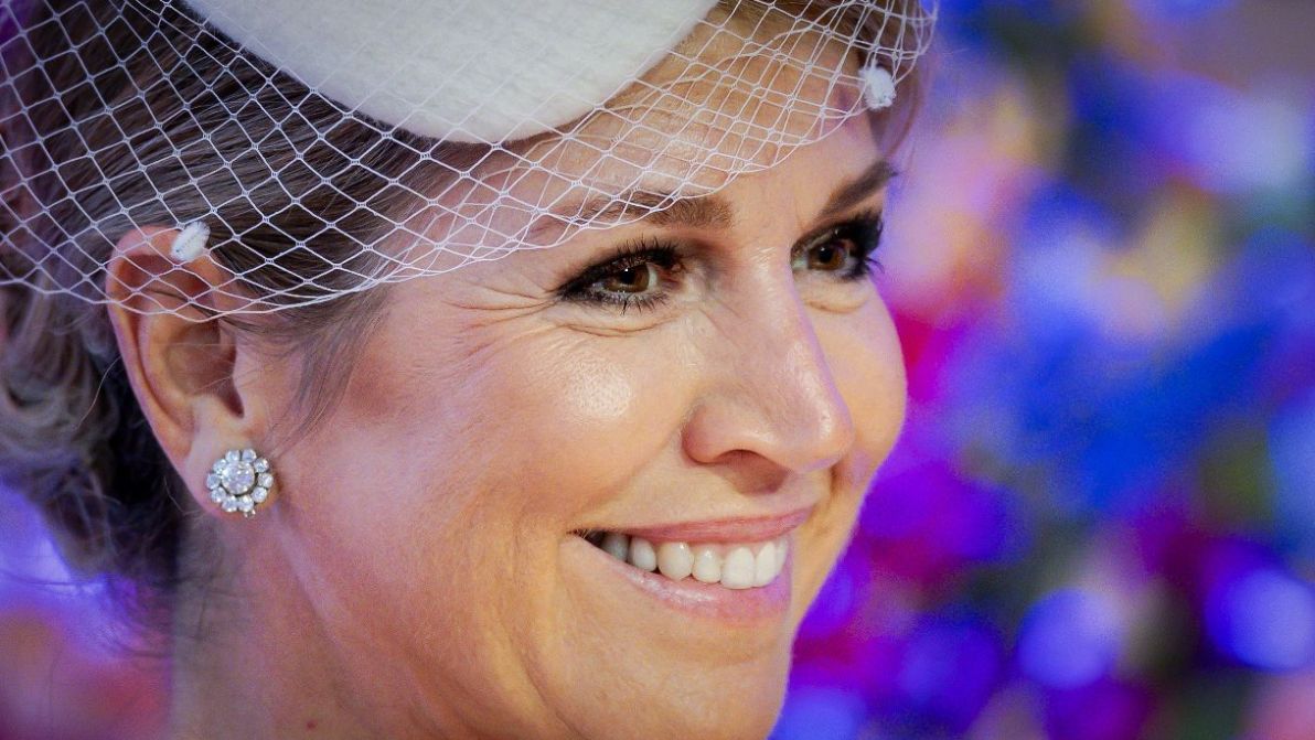 Maxima d’Olanda mostra come indossare il Cloud Dancer: ennesima lezione di stile