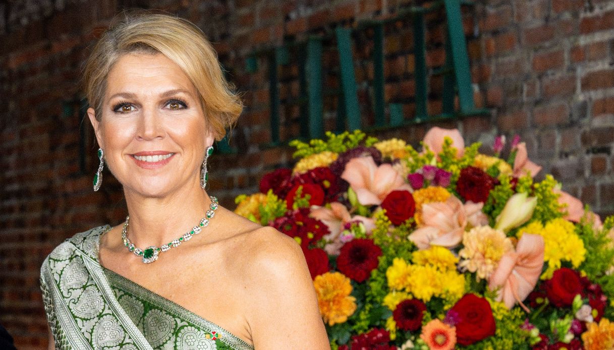 Maxima d&#039;Olanda in Suriname, la Regina incanta con il sari e smeraldi del 1896