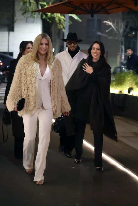 Michelle Hunziker in total white: il look con Aurora e Jonathan
