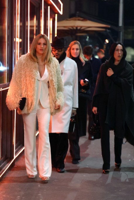 Michelle Hunziker in total white: il look con Aurora e Jonathan