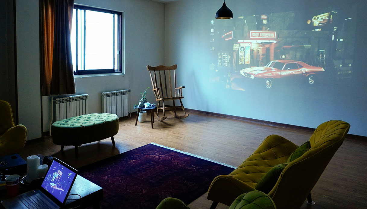 Proiettore acceso su parete bianca in soggiorno informale