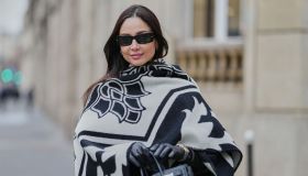 L’outfit elegante e poetico si fa con un solo capo: la mantella. 10 modelli che vedremo ovunque questo inverno