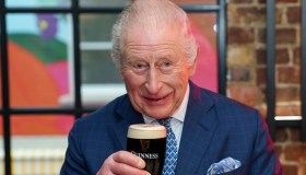 Re Carlo si prepara al Natale e brinda con la birra