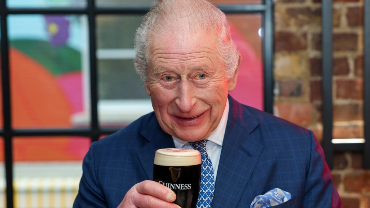 Re Carlo si prepara al Natale e brinda con la birra