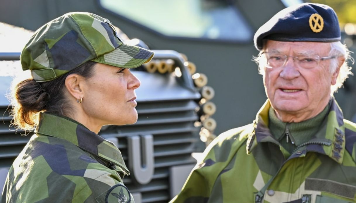 re carlo xvi gustavo e vittoria di svezia evacuati cos236 si preparano alla guerra con la russia