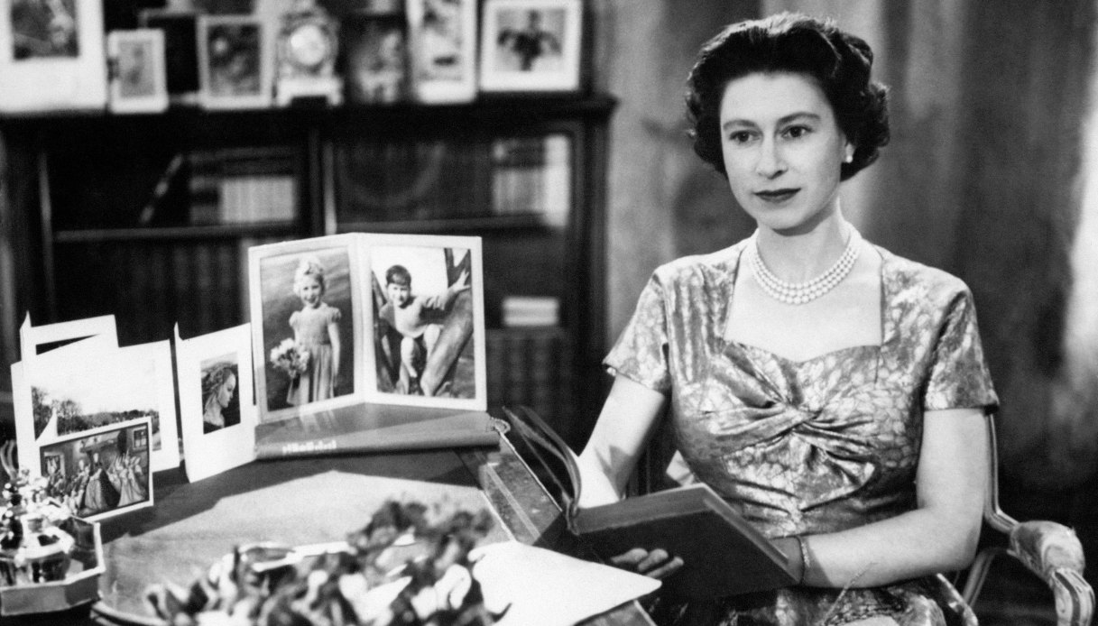 La regina Elisabetta II nella Long Library di Sandringham poco dopo aver trasmesso il suo discorso natalizio alla nazione